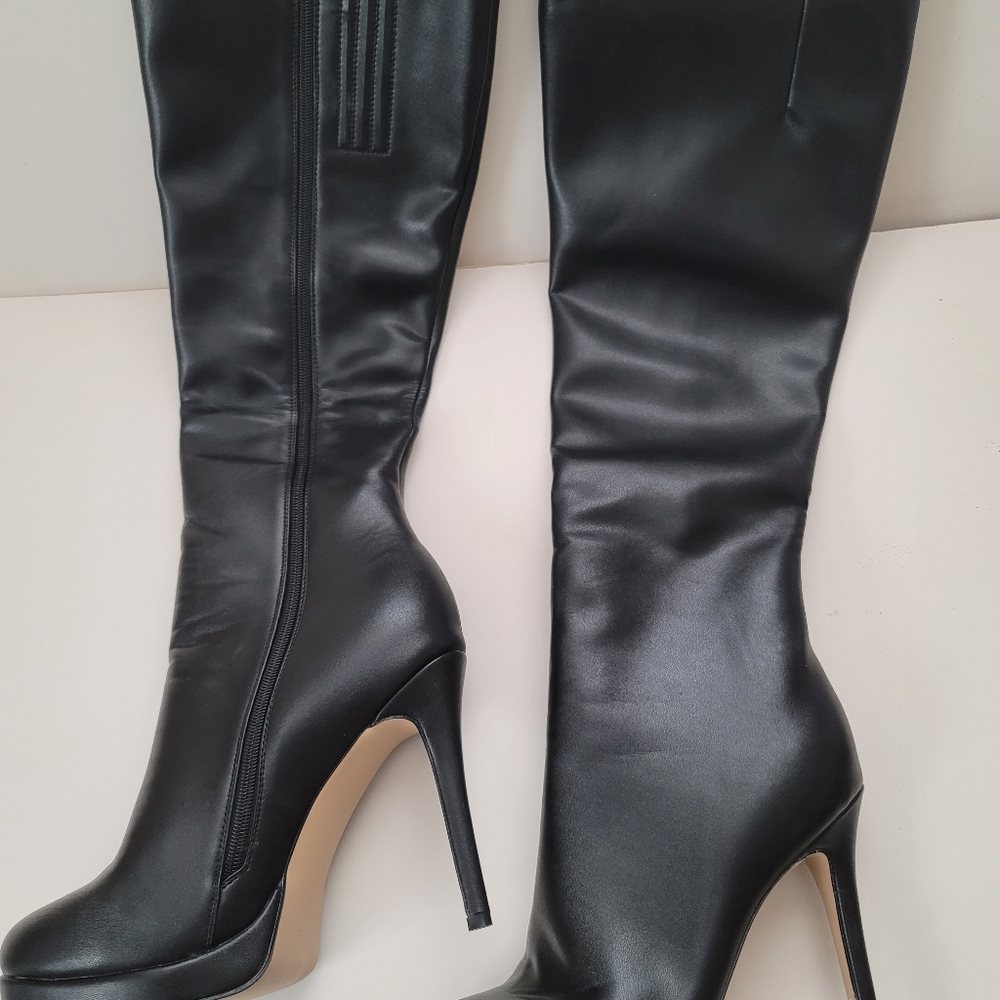 1 pair of high fashion boots